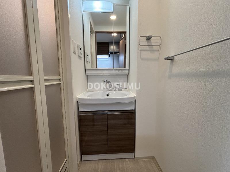 洗面設備　忙しい朝もスムーズに。使いやすさを追求した清潔な洗面空間。