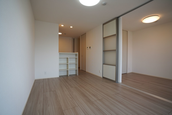 居室・リビング　同じ建物の別なお部屋