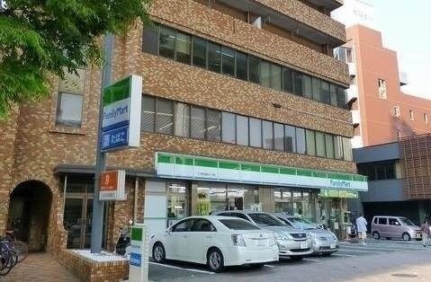 コンビニ　ファミリーマート 博多堅粕3丁目店（コンビニ）まで220m