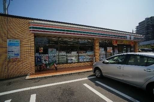 コンビニ　セブンイレブン（コンビニ）まで425m