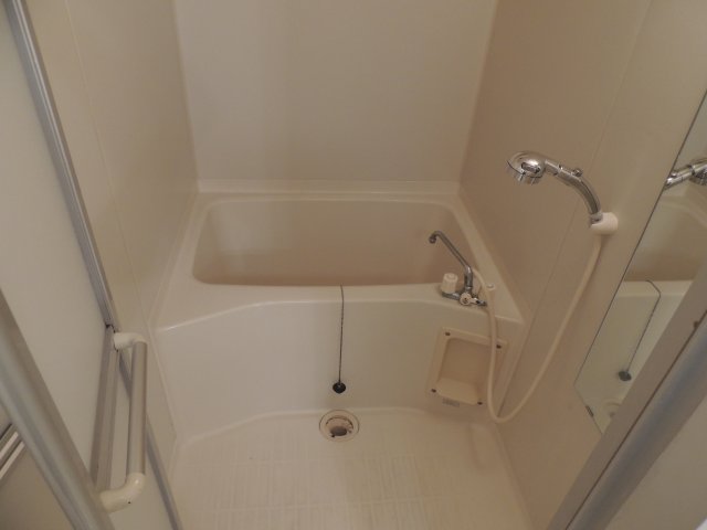 バス・シャワールーム　清潔感のあるお風呂