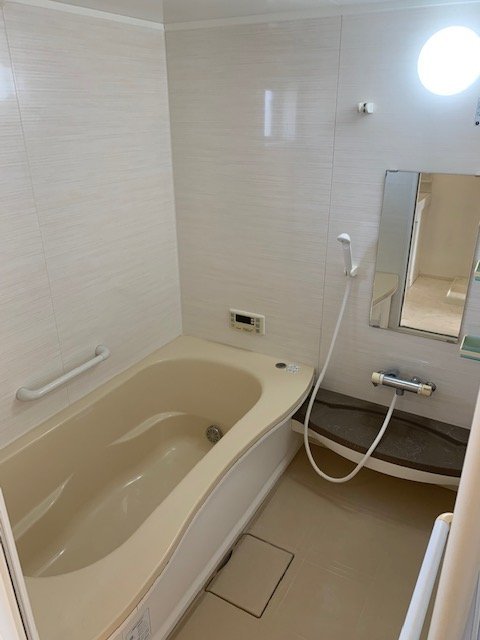 バス・シャワールーム　１坪タイプのお風呂で足をゆったり伸ばして入れますよ