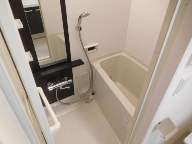 バス・シャワールーム　綺麗なお風呂ですね。浴室乾燥機もついてます。