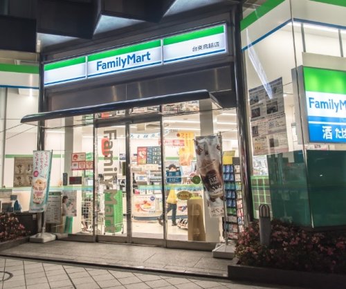 コンビニ　ファミリーマート 台東鳥越店（コンビニ）まで210m
