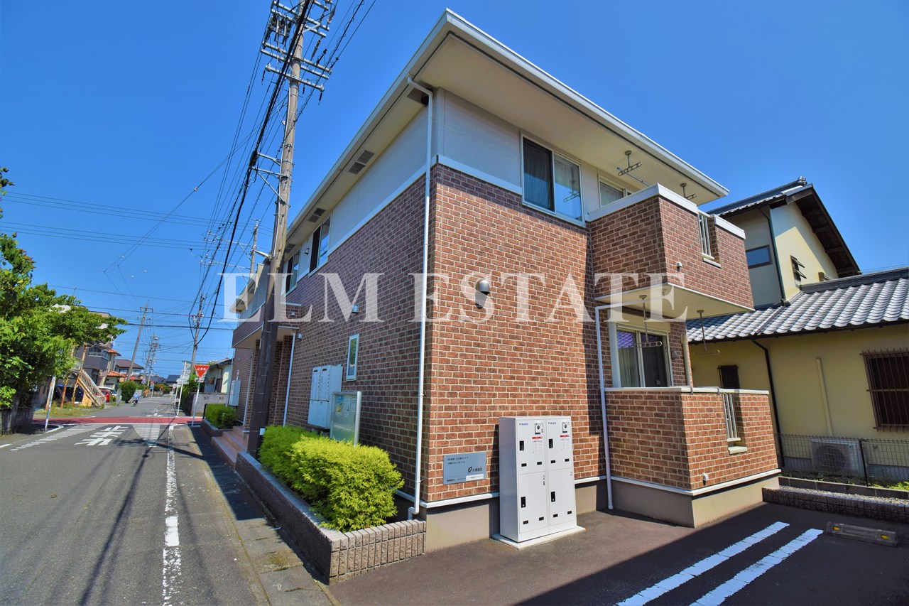 建物外観　ツートンカラーのお洒落な外観♪宅配ボックス駐輪場完備☆