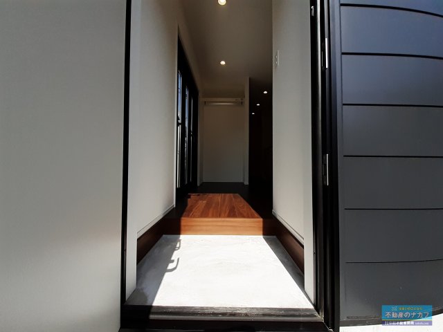 玄関　※過去の室内写真のため現況と異なる場合があります