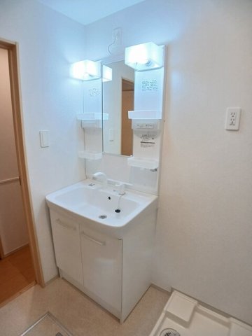 洗面設備　ゆったりとスペースのある洗面所