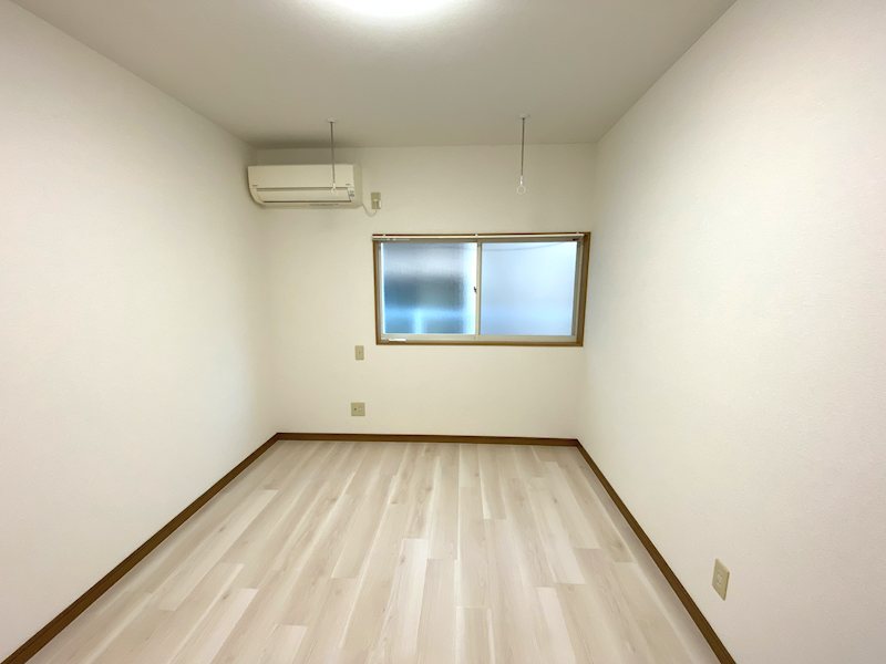 居室・リビング　洋室6帖　部屋干し用ホスクリーン設置　※照明は残置物です