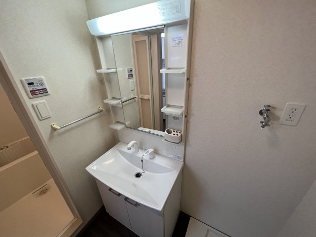 洗面設備　洗面所内に室内洗濯機置き場がついてます！