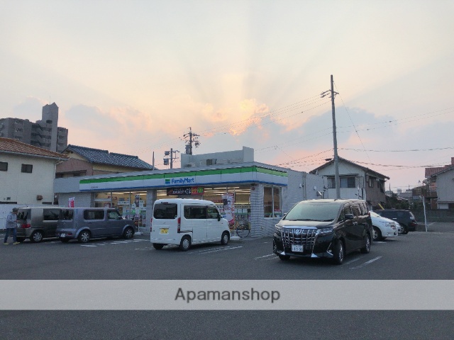 コンビニ　ファミリーマート（コンビニ）まで750m