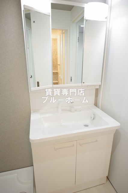洗面設備　収納付き三面鏡独立洗面台！