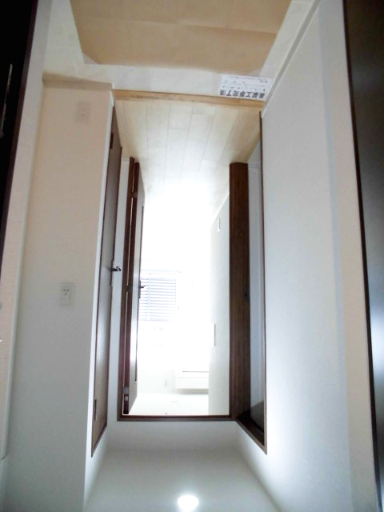 玄関　同じ間取の別のお部屋の写真です。