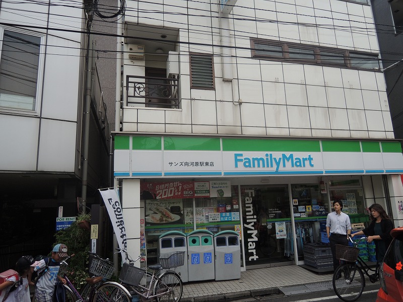 コンビニ　ファミリーマート（コンビニ）まで813m