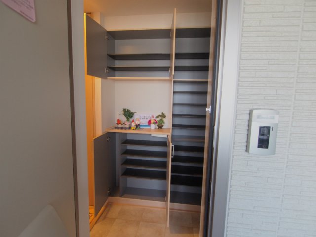 玄関　※別部屋の写真です。参考にして下さい。