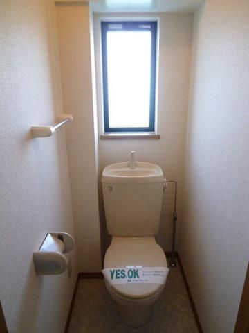 トイレ　トイレに窓付き