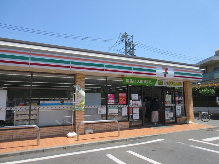 コンビニ　セブンイレブン（コンビニ）まで556m