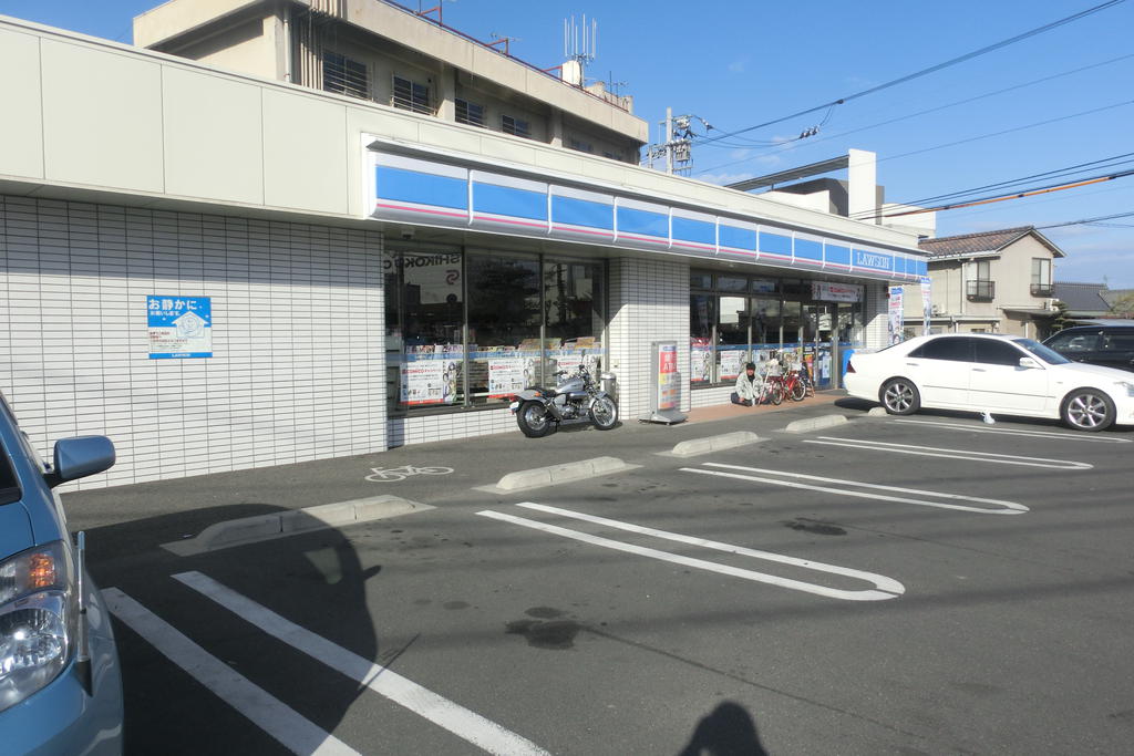 コンビニ　ローソン高松木太町六区店（コンビニ）まで738m