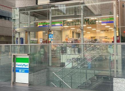 コンビニ　ファミリーマート西新宿八丁目店（コンビニ）まで125m