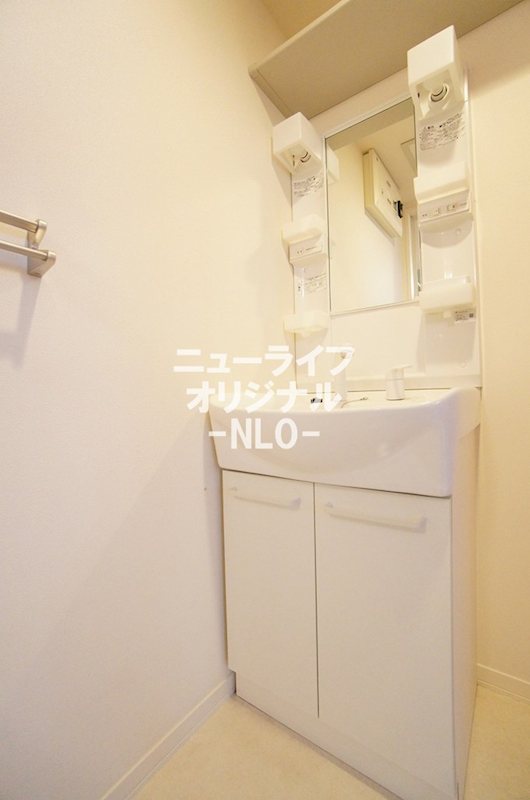 洗面設備　シャワー付き洗面台で忙しい朝でも楽に身支度が出来ます！