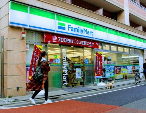コンビニ　ファミリーマート 太子堂店（コンビニ）まで52m