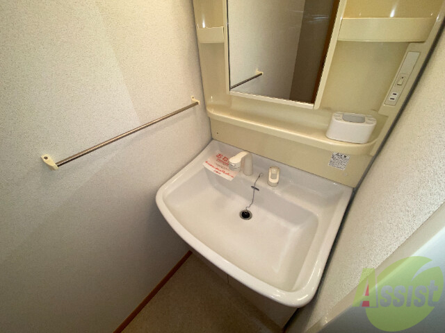 洗面設備　洗面台は独立洗面台です。毎日の身支度が楽しくなりそうですね。