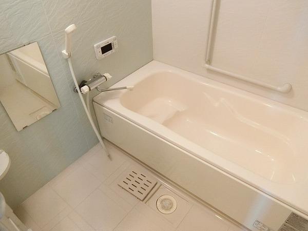 バス・シャワールーム　浴室乾燥機、追い焚き機能付きバス！