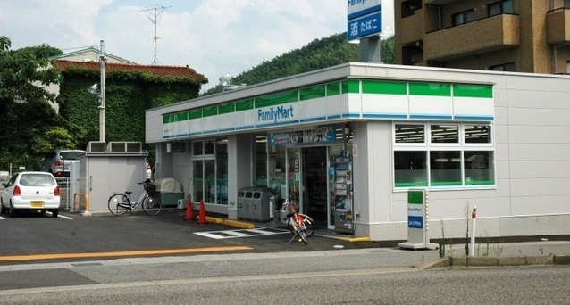 コンビニ　ファミリーマート（コンビニ）まで300m
