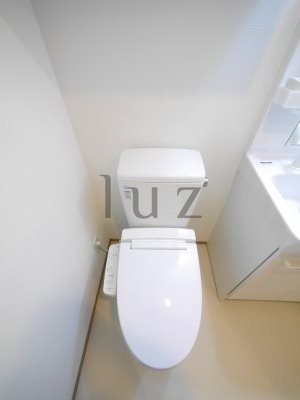 トイレ　温水洗浄便座付きのトイレです。
