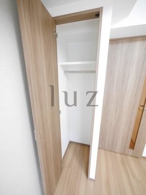 収納　パイプハンガー付きのクローゼット完備です。