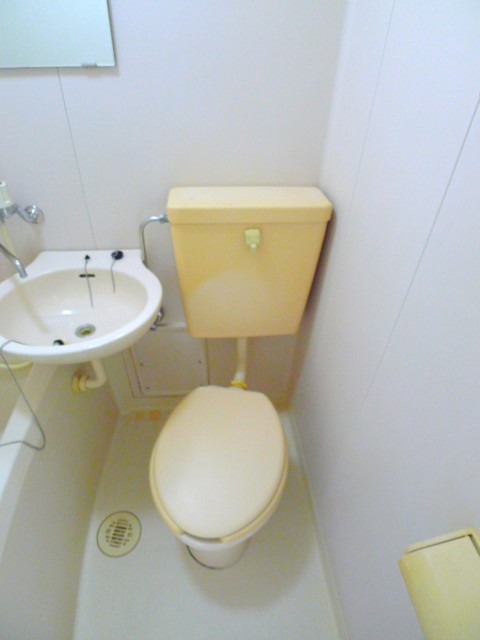 地下鉄東山線 新栄町駅 徒歩9分 9階建 築38年のトイレ写真