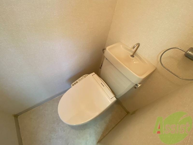 トイレ　温水洗浄便座付きのトイレは、使用しやすくうれしいですね。