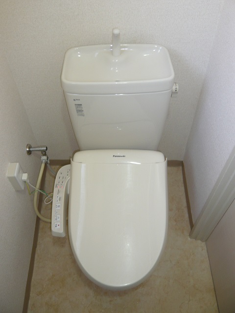 トイレ　温水洗浄便座付きのトイレ
