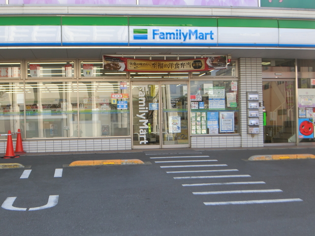 コンビニ　ファミリーマート蓮田駅西口店（コンビニ）まで726m