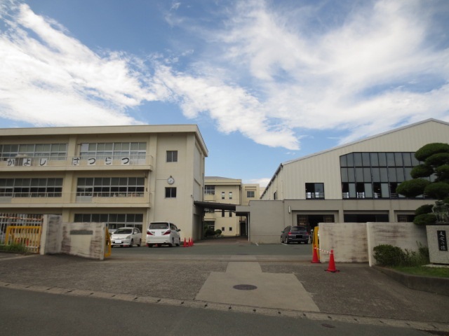 小学校　湖西市立鷲津小学校（小学校）まで714m