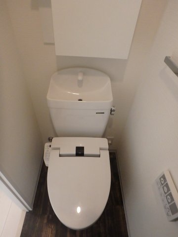 トイレ　落ち着いた色調のトイレです