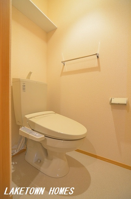 トイレ　上部に収納棚のある温水洗浄暖房便座付のトイレです。