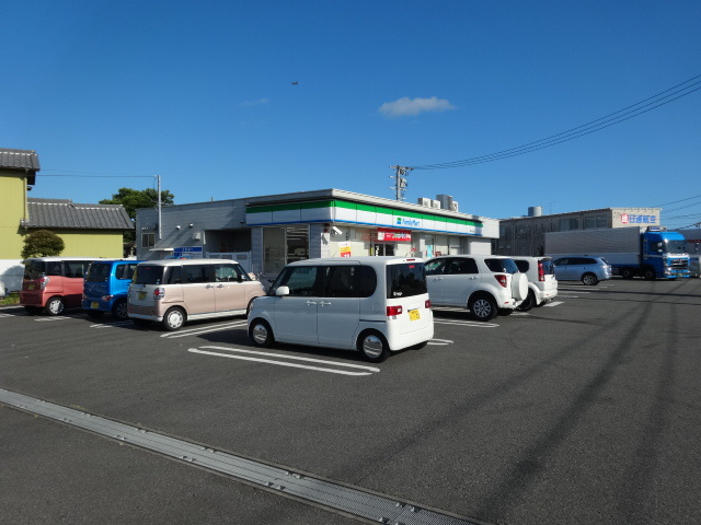 コンビニ　ファミリーマート（コンビニ）まで800m