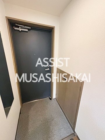 玄関　写真：設備同仕様の別物件です