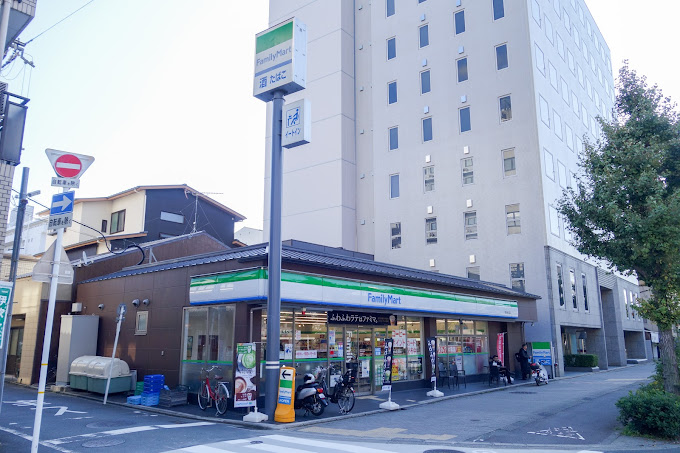 コンビニ　ファミリーマート 堀川綾小路店（コンビニ）まで130m