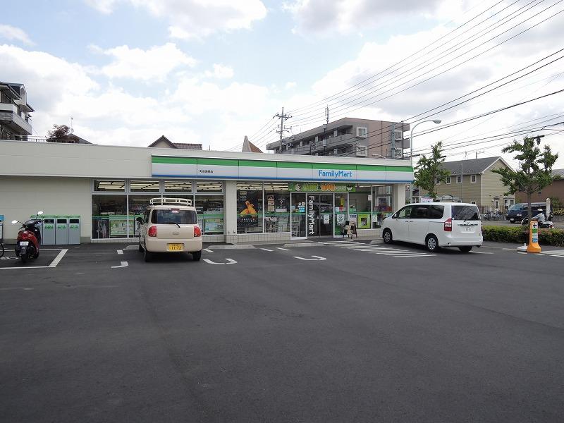 コンビニ　ファミリーマート（コンビニ）まで611m