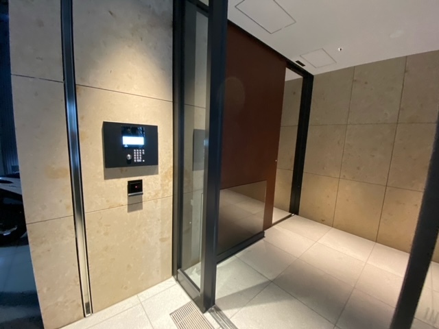 エントランス　オートロック付きエントランス