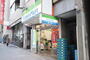 コンビニ　ファミリーマート宮益坂下店（コンビニ）まで61m