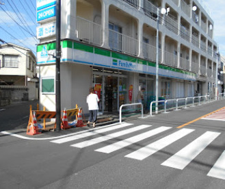 コンビニ　ファミリーマート 緑が丘一丁目店（コンビニ）まで532m