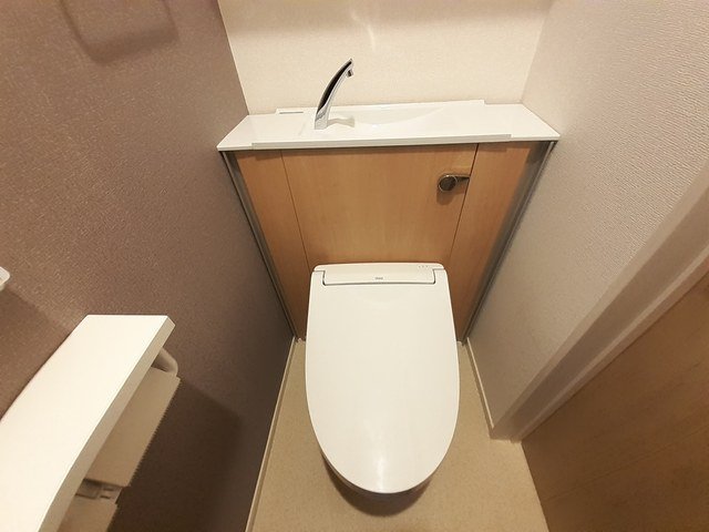 トイレ　落ち着いた色調のトイレです