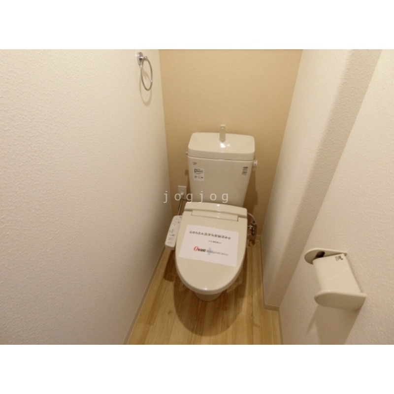 トイレ　嬉しい温水洗浄便座付きのトイレです。