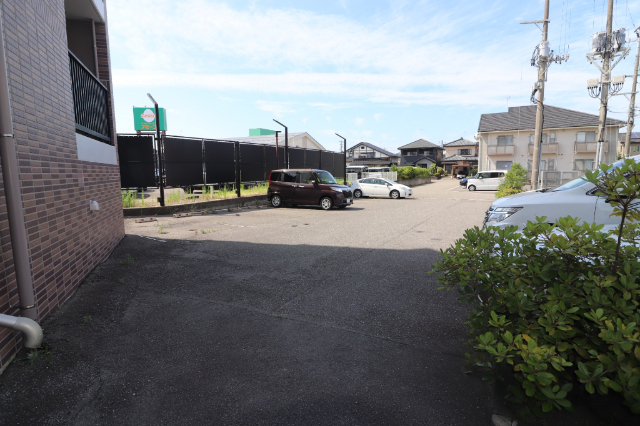 駐車場　ゴミ捨て場