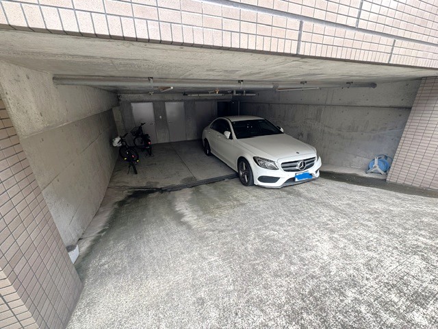 駐車場　屋根付き駐車場で安心です。