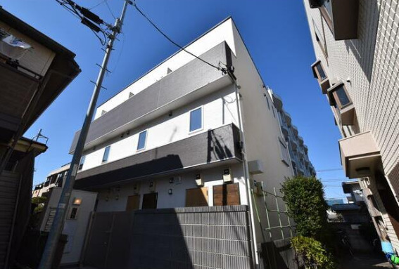 建物外観　ネット無料。ネット無料なら月々実質4000円程度のコストがか