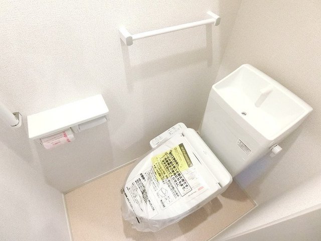 トイレ　落ち着いた色調のトイレです