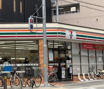 コンビニ　セブンイレブン 四ツ橋南堀江店（コンビニ）まで54m
